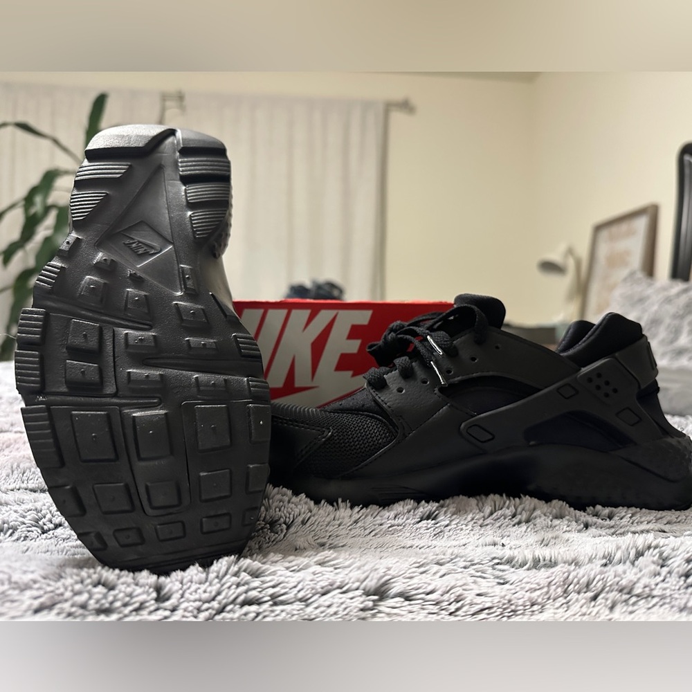 Nike Black HUARACHES 7Y BNIB